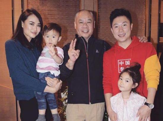 王璐娜游泳冠军_游泳冠军是谁的小璐女儿_璐璐游泳池视频