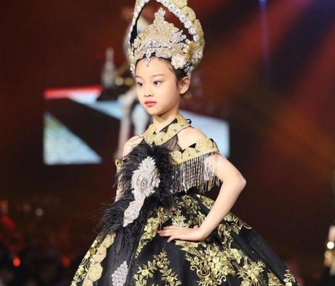 游泳冠军是谁的小璐女儿_璐璐游泳池视频_王璐娜游泳冠军