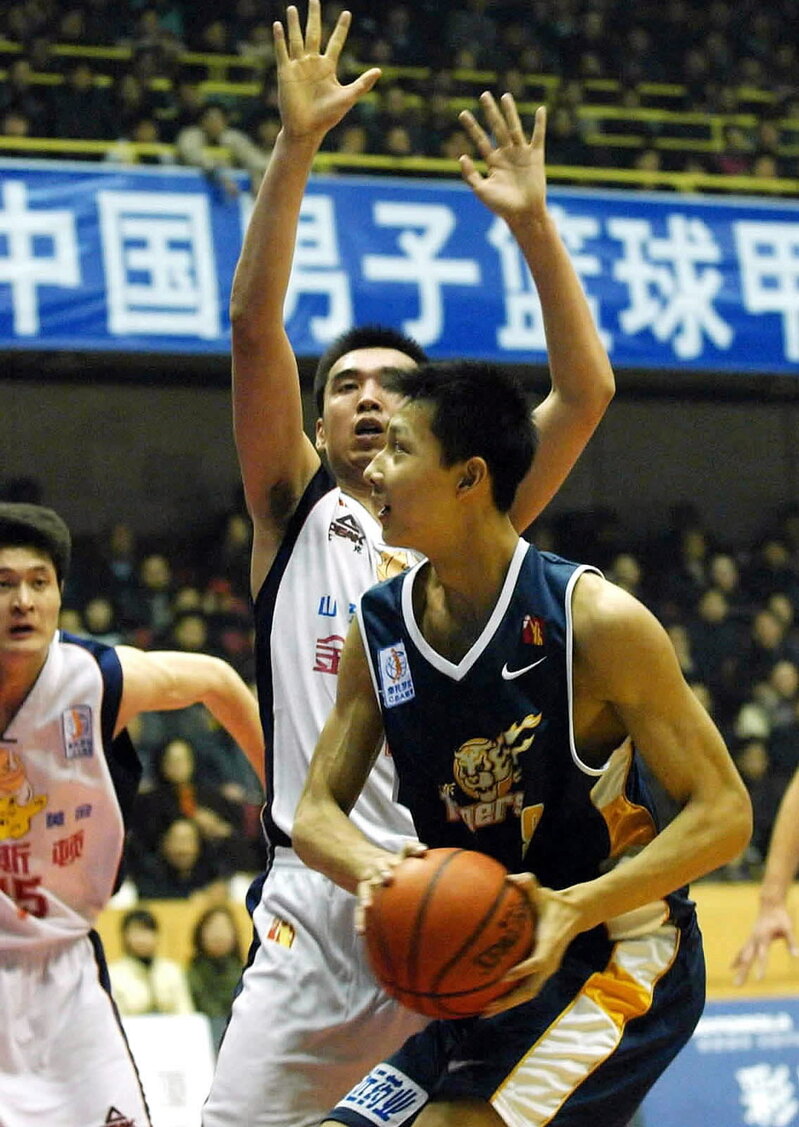易建联深夜宣布退役，08黄金一代男篮队员全部告别，他的贡献令人难忘